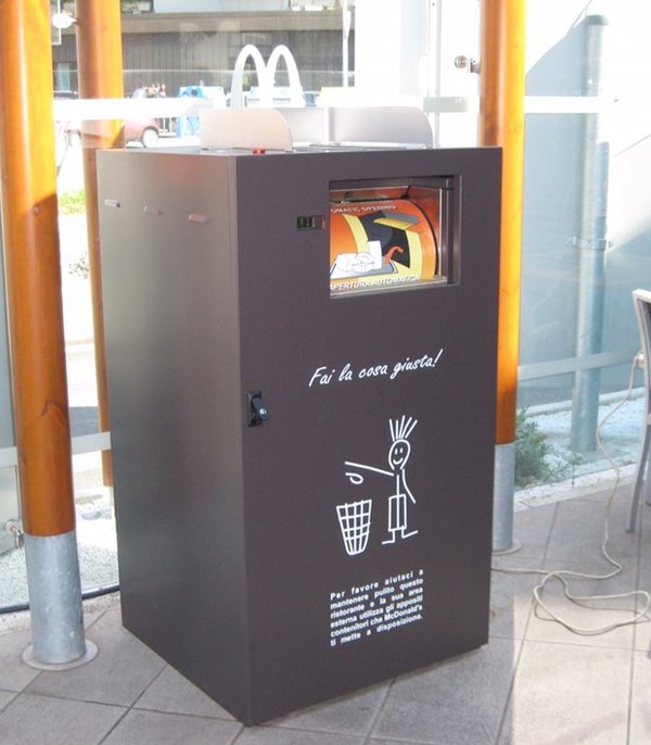 McDonald's afvalbak buiten machine Superlizzy